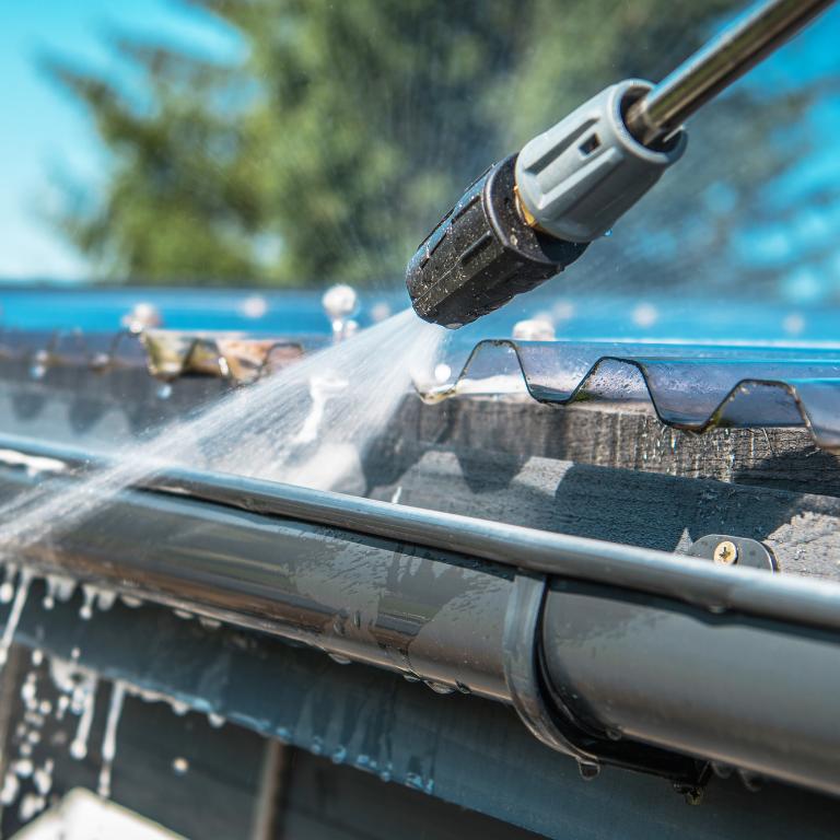 Pressure Cleaning in Gutters